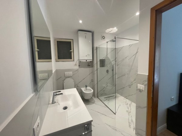 Tirane, jepet me qera apartament 2+1+Ballkon Kati 3, 145 m² 900 € (muharrem butka)