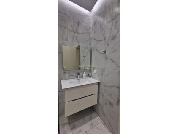 Tirane, jap me qera apartament 2+1 , 90 m² 800 € (Ish Blloku)