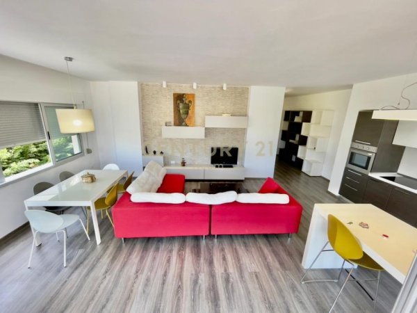 Tirane, jap me qera apartament 2+1+2 me POST PARKIMI+Ballkon , 145 m² 950 € (Liqeni i Thate)