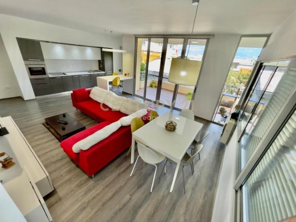 Tirane, jap me qera apartament 2+1+2 me POST PARKIMI+Ballkon , 145 m² 950 € (Liqeni i Thate)