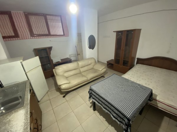 Tirane, jepet me qera garsonier Kati 1, 25 m² 140 € (Besim Abdiu)