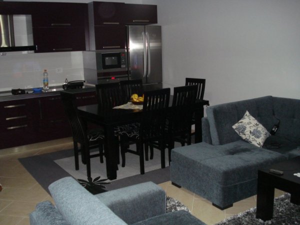 Tirane, jepet me qera apartament 2+1+Ballkon Kati 3, 98 m² 900 € (Me Garazhd 38,3m²)