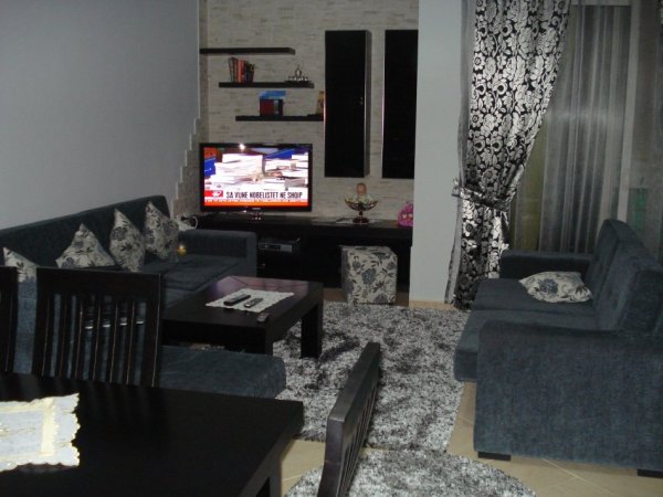 Tirane, jepet me qera apartament 2+1+Ballkon Kati 3, 98 m² 900 € (Me Garazhd 38,3m²)