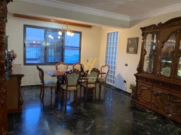 Tirane, jepet me qera apartament 2+1+A+BLK Kati 4, 150 m² 1.600 Euro (blloku)