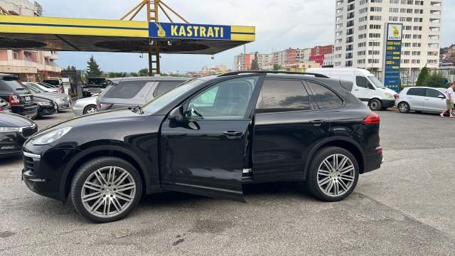 Tirane, shes-nderroje  xhip Porsche Cayene Viti 2016, 36.000 Euro
