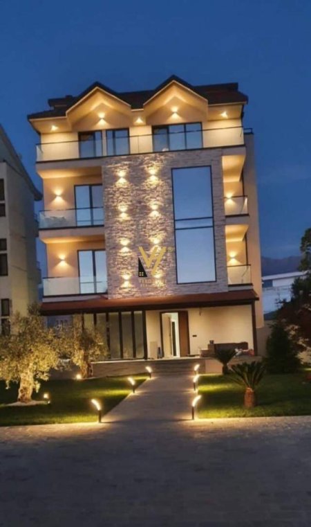 Tirane, jepet me qera Vile 5+1+A Kati 0, 900 m² 3.000 Euro (farke)