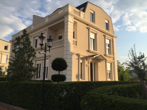Tirane, shes truall 624 m² 570 Euro (teg)