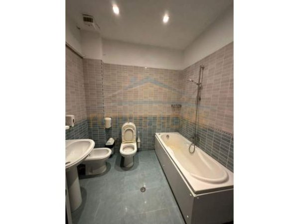 Tirane, shitet ambjent biznesi Kati 1, 3.310 m² 850.000 Euro (VORE)