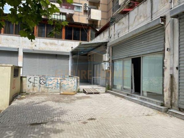 Tirane, shitet dyqan Kati 0, 57 m² 120.000 Euro