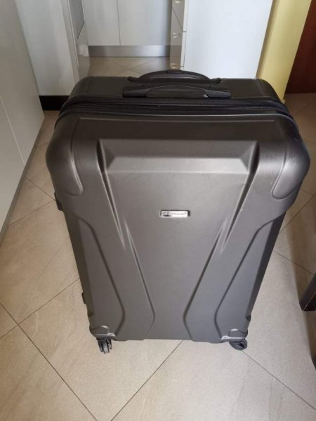 Tirane, shes Valixhe udhetimi 5.000 Leke