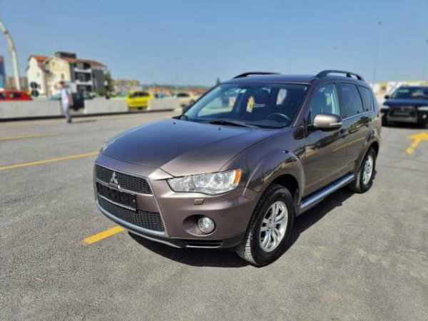 Tirane, jap me qera xhip Mitsubishi OUTLANDER Viti 2015, 70 eur/dita