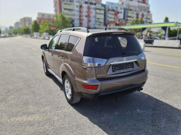 Tirane, jap me qera xhip Mitsubishi OUTLANDER Viti 2015, 70 eur/dita