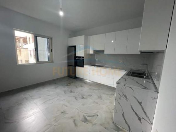 Tirane, jepet me qera Vile 3+1+A+BLK Kati 2, 280 m² 450 Euro (Xhamlliku)