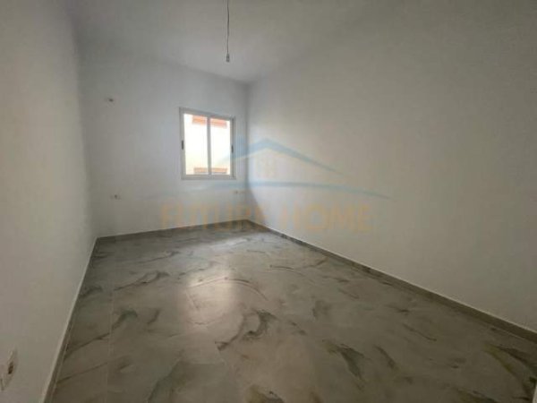 Tirane, jepet me qera Vile 3+1+A+BLK Kati 2, 280 m² 450 Euro (Xhamlliku)