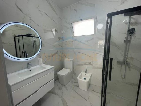 Tirane, jepet me qera Vile 3+1+A+BLK Kati 2, 280 m² 450 Euro (Xhamlliku)