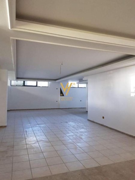 Tirane, shitet dyqan Kati -1, 110 m² 198.000 Euro (KOMUNA E PARISIT)