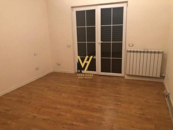 Tirane, jepet me qera Vile 5+1+BLK Kati 3, 360 m² 2.500 Euro (KOMUNA E PARISIT)