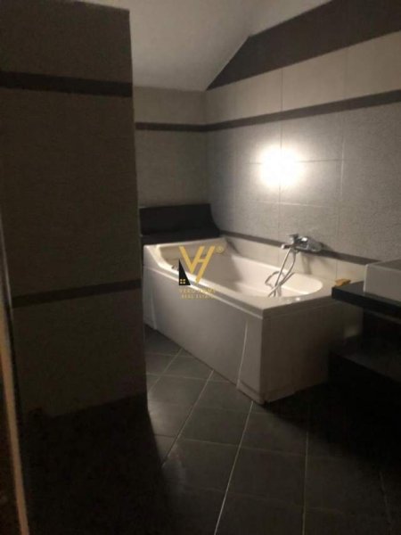 Tirane, jepet me qera Vile 5+1+BLK Kati 3, 360 m² 2.500 Euro (KOMUNA E PARISIT)