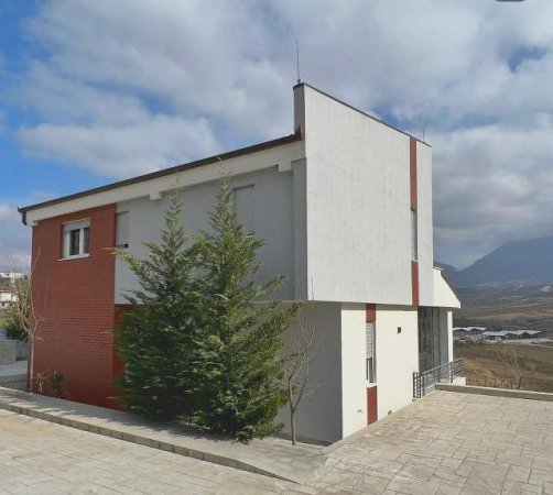 Tirane, jepet me qera Vile 3 Katshe Kati 1, 278 m² 2.000 Euro (Lunder)