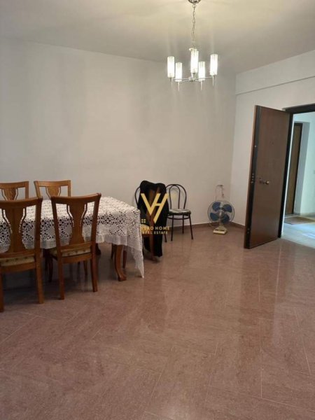 Durres, jepet me qera apartament 3+1 Kati 8, 165 m² 400 Euro (vollga)