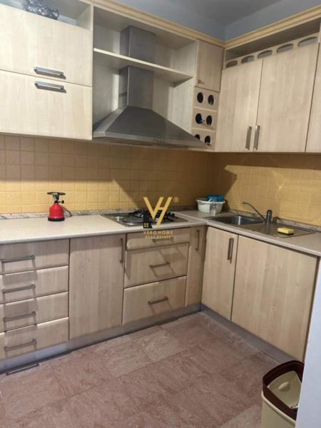 Durres, jepet me qera apartament 3+1 Kati 8, 165 m² 400 Euro (vollga)