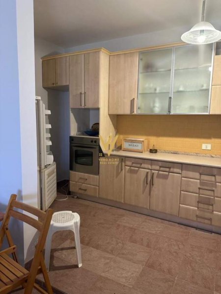Durres, jepet me qera apartament 3+1 Kati 8, 165 m² 400 Euro (vollga)