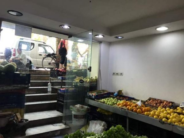 Tirane, shes dyqan Kati 0, 50 m² 105.000 Euro (Bulevardi Bajram Curri Tirane)