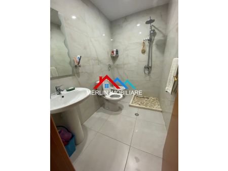 Tirane, jepet me qera apartament 2+1+1, 130 m² 1.000 Euro (Rruga e Barrikadave)