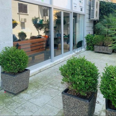 Tirane, shitet ambjent biznesi Kati 0, 50 m² 100.000 Euro (Oxhaku)