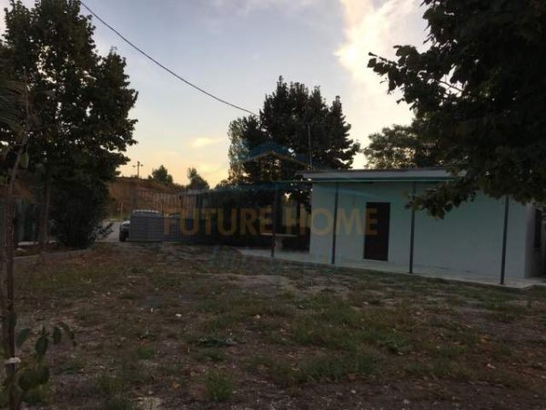 Tirane, jepet me qera toke 5.833 m² 1.500 Euro (Rruga e Arbrit)