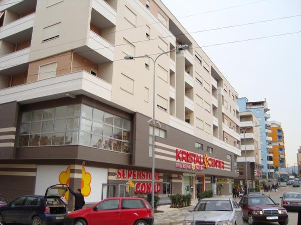 Tirane, shes Garazh i mbyllur  (Komuna parisit)