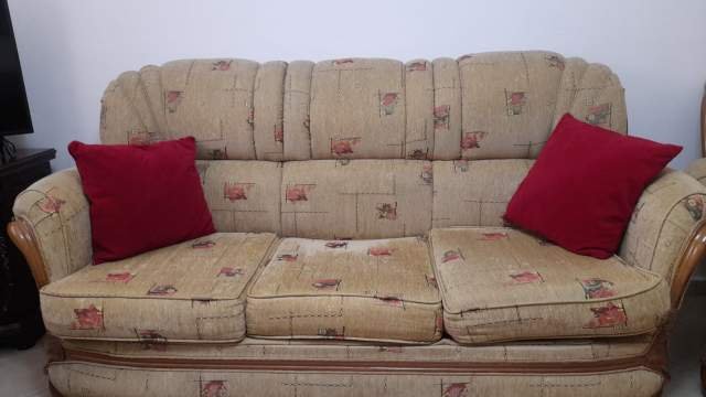 Tirane, shes komplet divanesh dhe kolltuke 10.000 Leke