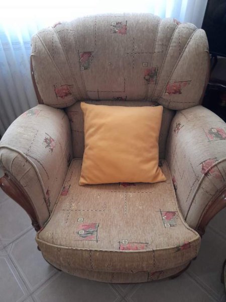 Tirane, shes komplet divanesh dhe kolltuke 10.000 Leke