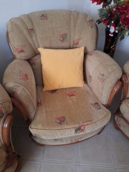 Tirane, shes komplet divanesh dhe kolltuke 10.000 Leke