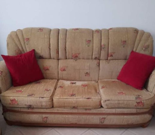 Tirane, shes komplet divanesh dhe kolltuke 10.000 Leke