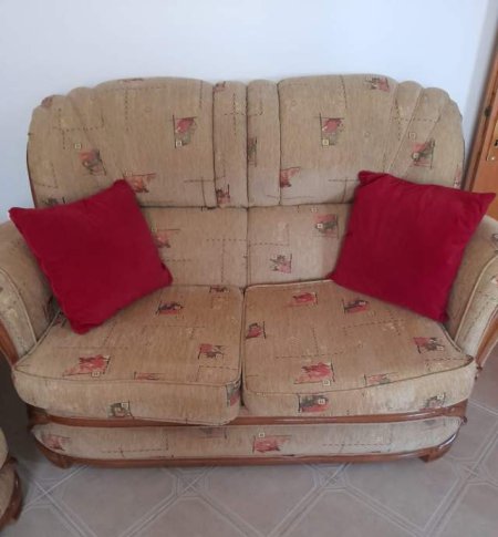 Tirane, shes komplet divanesh dhe kolltuke 10.000 Leke
