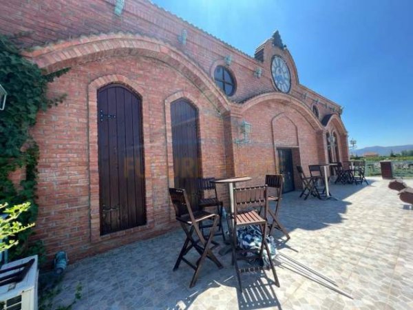Korce, shitet hotel Kati 0, 4.000 m² 1.100.000 Euro (Km 6 Korçë -Bilisht.)