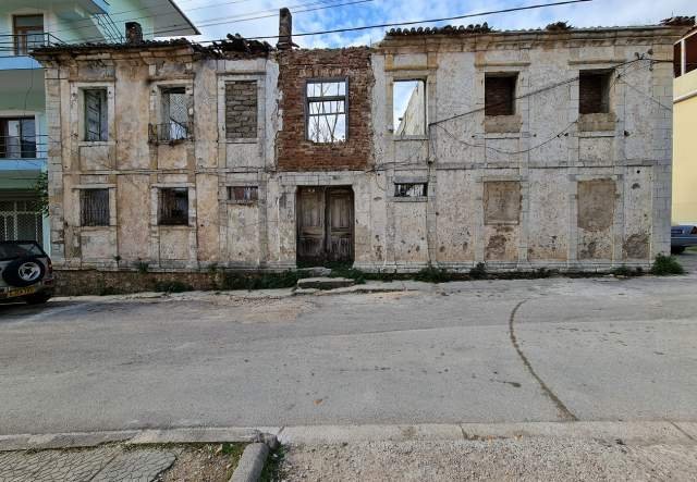 SHITET NDËRTESË E VITIT 1837 + TRUALL NË DELVINË 448 m² 150.000 Euro