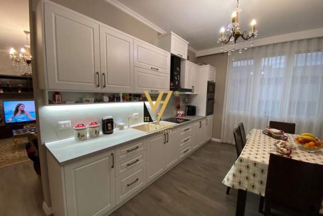 Tirane, jepet me qera apartament 2+1 Kati 8, 130 m² 1.000 Euro (rruga e barrikadave)