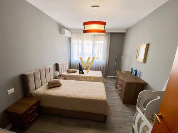 Tirane, jepet me qera apartament 2+1 Kati 8, 130 m² 1.000 Euro (rruga e barrikadave)