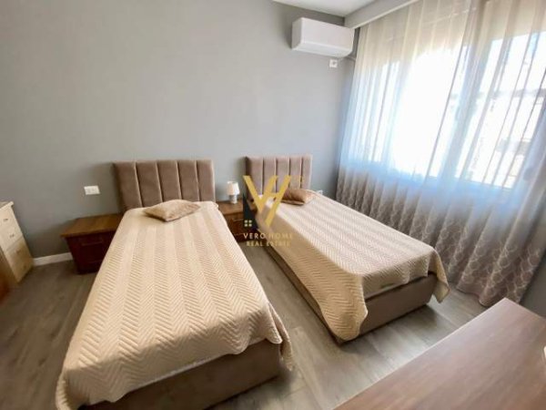 Tirane, jepet me qera apartament 2+1 Kati 8, 130 m² 1.000 Euro (rruga e barrikadave)