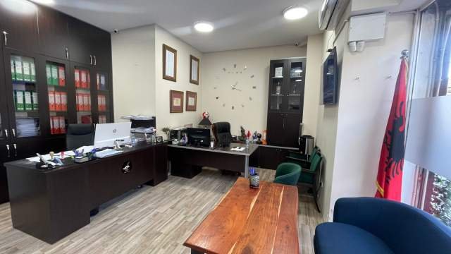 Tirane, shes ambjent biznesi Kati 0, 44 m² 170.000 Euro (Ish Ekspozita)
