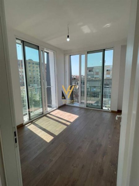 Tirane, jepet me qera apartament 2+1 Kati 3, 90 m² 440 Euro (RRUGA E DIBRES)