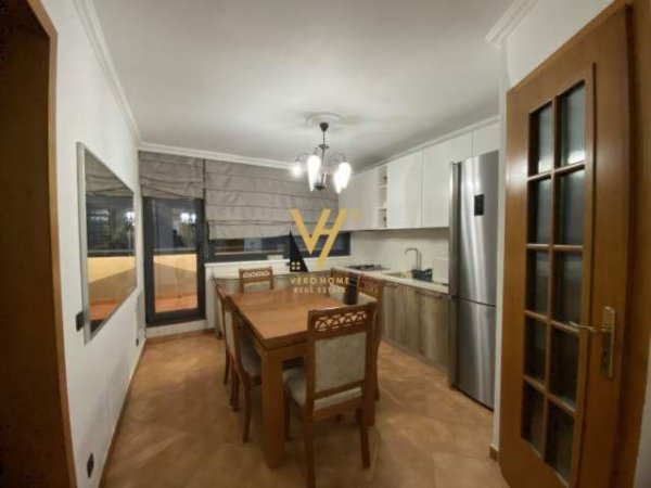 Tirane, jepet me qera apartament 3+1 Kati 2, 140 m² 650 Euro (21 DHJETORI)