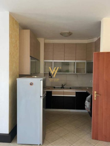 Tirane, jepet me qera apartament 2+1 Kati 4, 150 m² 500 Euro (LIQENI I THATE)