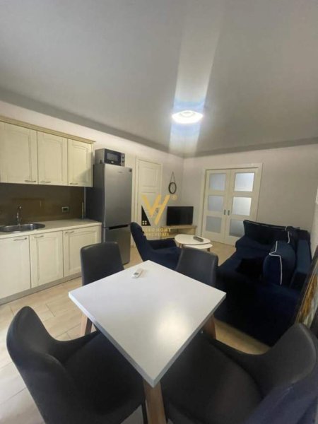 Tirane, jepet me qera apartament 1+1 Kati 3, 70 m² 1.000 Euro (blloku)