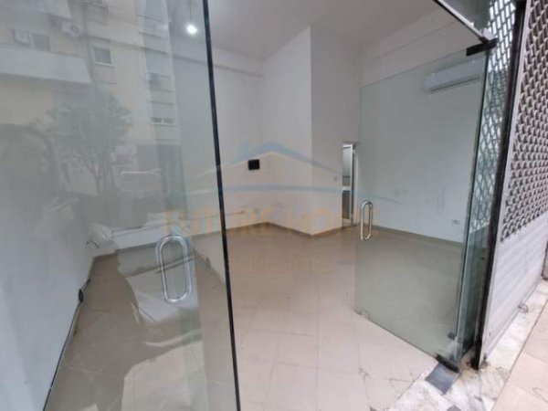 Tirane, shitet dyqan Kati 0, 32 m² 91.000 Euro (Komuna Parisit)