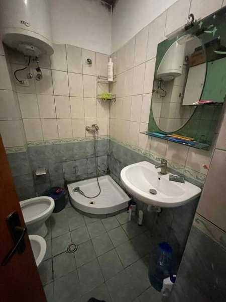 Tirane, shes apartament 1+1 Kati 8, 57 m² 54.000 Euro (Unaza e Re)