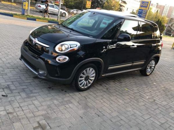 Tirane, shes makine Fiat 500 L trekking full panoramik Viti 2015 E SAPO TARGUAR  VENDOSUR GAZI 9700euro