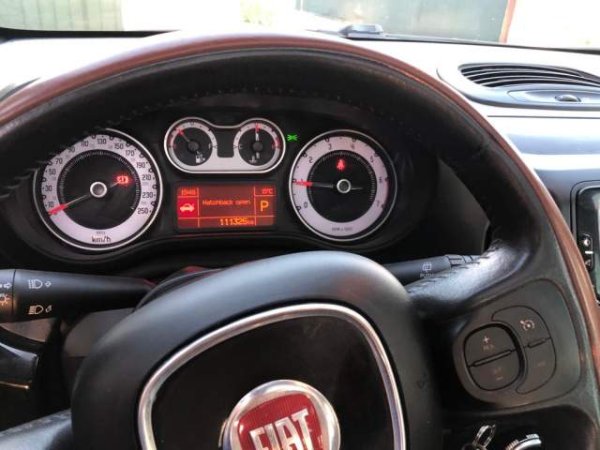 Tirane, shes makine Fiat 500 L trekking full panoramik Viti 2015 E SAPO TARGUAR  VENDOSUR GAZI 9700euro